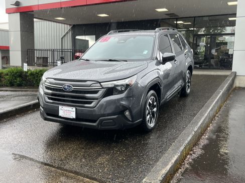 Used 2025 Subaru Forester Premium AWD/4WD image 3