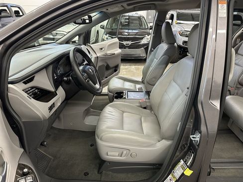 Used 2017 Toyota Sienna XLE w/ XLE Navigation Package AWD/4WD image 12