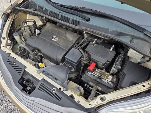 Used 2011 Toyota Sienna XLE image 30
