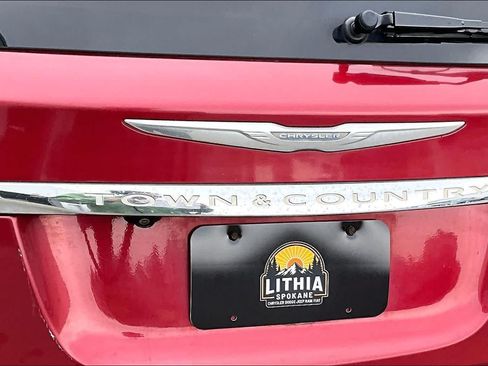 Used 2012 Chrysler Town & Country Touring w/ Entertainment Group #1 FWD image 7