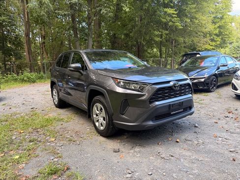 Used 2022 Toyota RAV4 LE AWD/4WD image 2