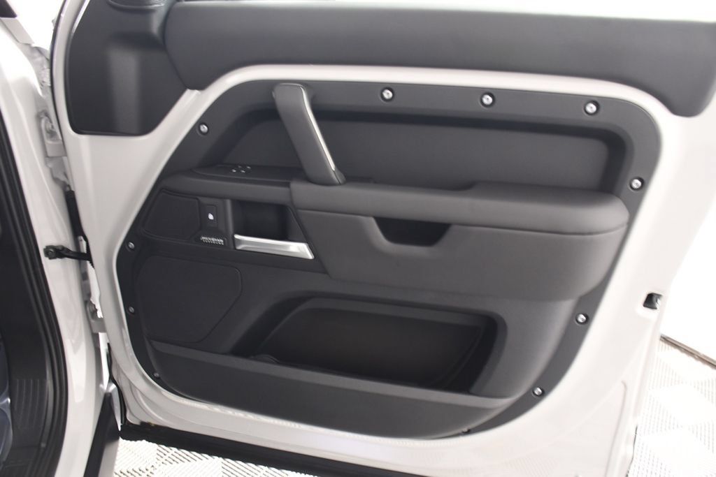 New 2026 Land Rover Defender 130 X-Dynamic SE AWD/4WD image 18