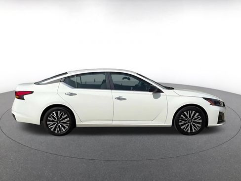 Used 2025 Nissan Altima 2.5 SV FWD image 16