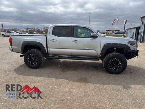 Used 2021 Toyota Tacoma SR5 AWD/4WD image 4