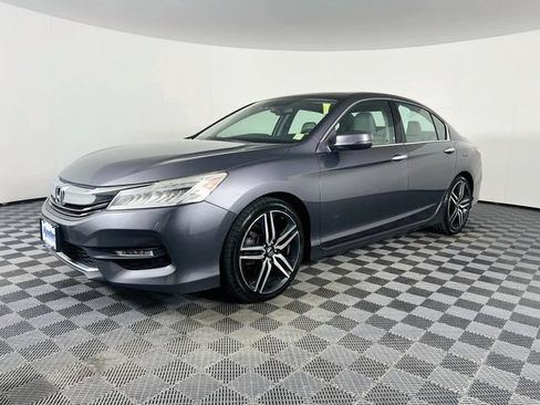 Used 2017 Honda Accord Touring image 2