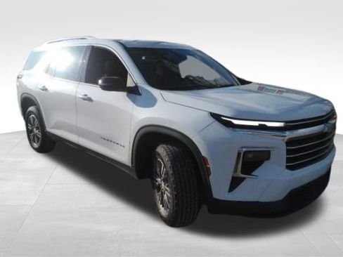 Used 2025 Chevrolet Traverse LT image 3