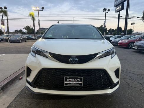 Used 2021 Toyota Sienna XSE w/ XSE Plus Package FWD image 2