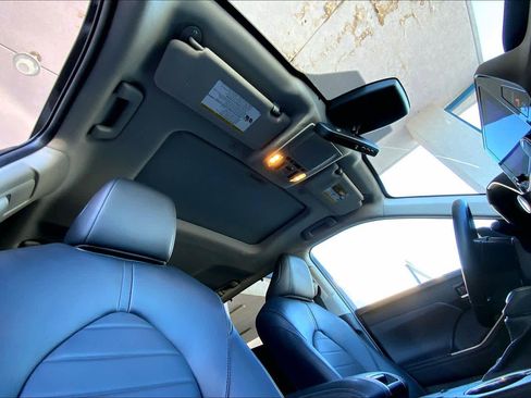 Used 2024 Toyota Highlander XLE FWD image 25