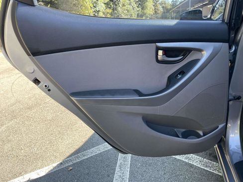 Used 2015 Hyundai Elantra SE w/ Option Group 02 FWD image 13