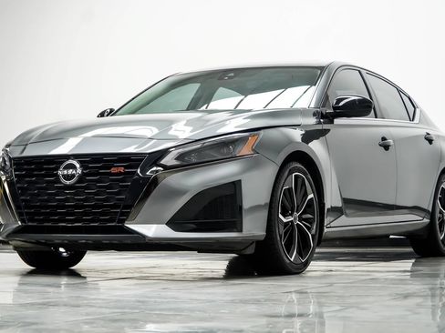 Used 2023 Nissan Altima 2.5 SR w/ SR Premium Package FWD image 9