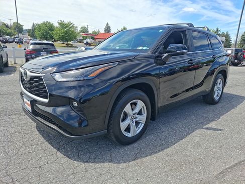 Used 2024 Toyota Highlander LE AWD/4WD image 3