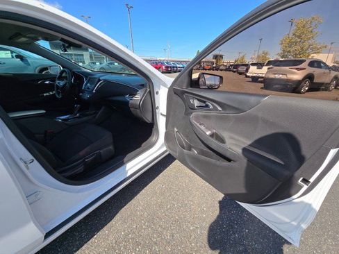 Used 2018 Chevrolet Malibu LT FWD image 11