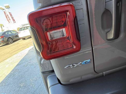 Used 2022 Jeep Wrangler Unlimited Sahara w/ Cold Weather Group AWD/4WD image 78