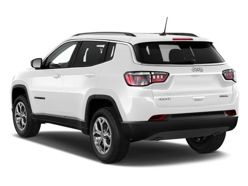 Used 2024 Jeep Compass Latitude AWD/4WD image 2