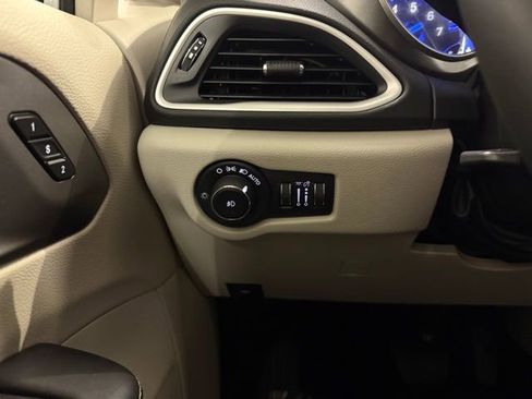 Used 2023 Chrysler Pacifica Touring-L image 16