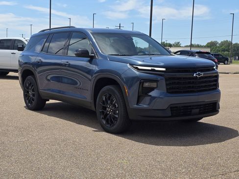 New 2026 Chevrolet Traverse LT w/ Midnight/Sport Edition FWD image 3