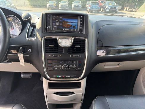 Used 2016 Chrysler Town & Country Touring w/ Driver Convenience Group FWD image 31