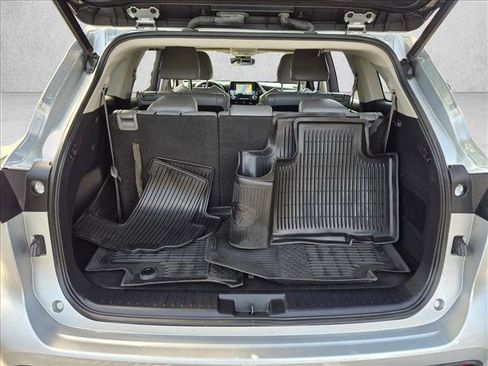 Used 2021 Toyota Highlander XLE AWD/4WD image 22