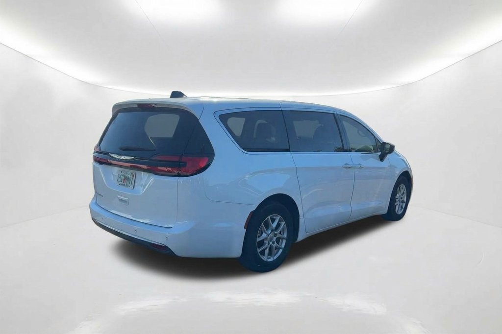 Used 2024 Chrysler Pacifica Touring-L FWD image 6