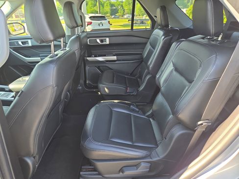 Used 2021 Ford Explorer XLT w/ Equipment Group 202A RWD image 19
