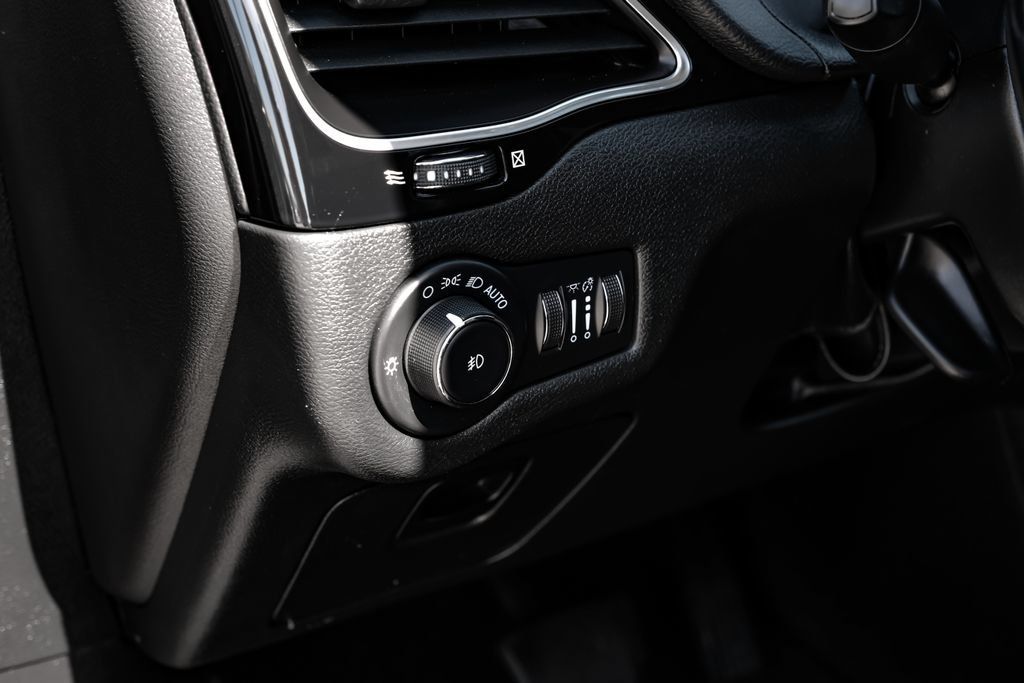 Used 2021 Jeep Cherokee Latitude Plus FWD image 16