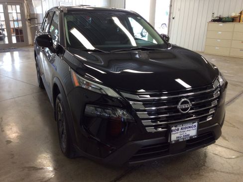 Used 2024 Nissan Rogue SV image 8