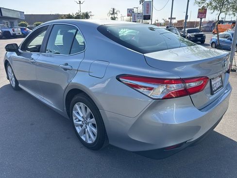 Used 2018 Toyota Camry LE image 3