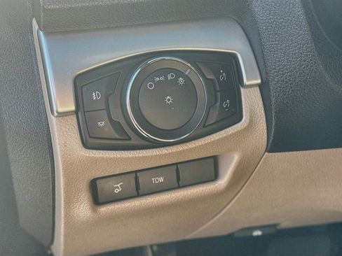Used 2016 Ford Explorer XLT w/ Equipment Group 202A AWD/4WD image 17