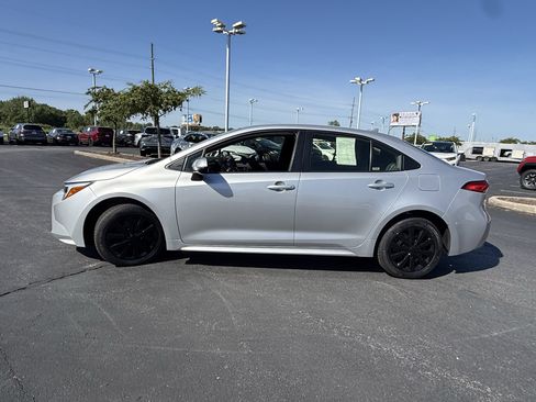 Used 2025 Toyota Corolla LE FWD image 4