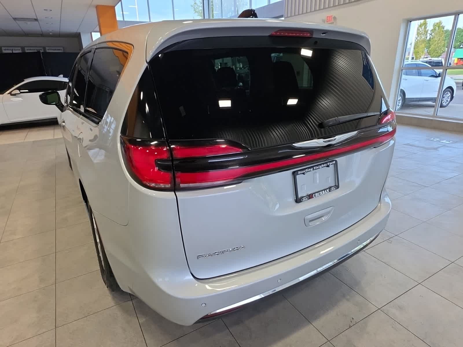 Used 2024 Chrysler Pacifica Touring-L FWD image 11