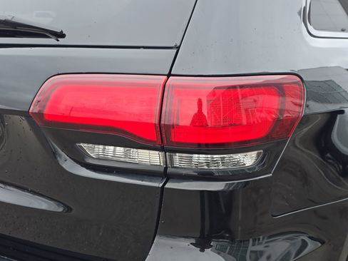 Used 2019 Jeep Grand Cherokee Altitude image 12