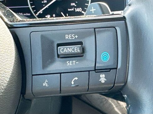 Used 2024 Nissan Pathfinder SL FWD image 10