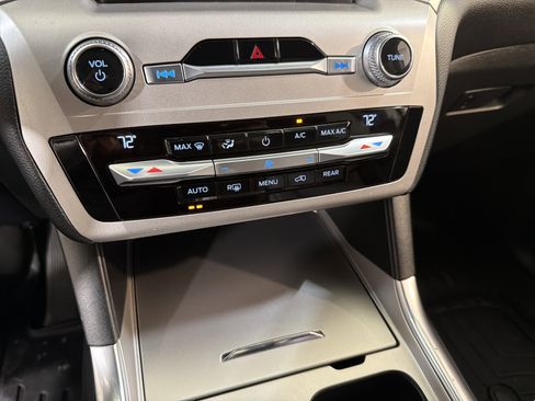 Used 2020 Ford Explorer XLT w/ Equipment Group 202A image 20