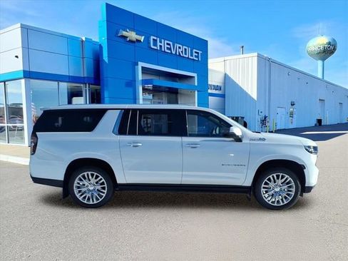 Used 2024 Chevrolet Suburban High Country image 2