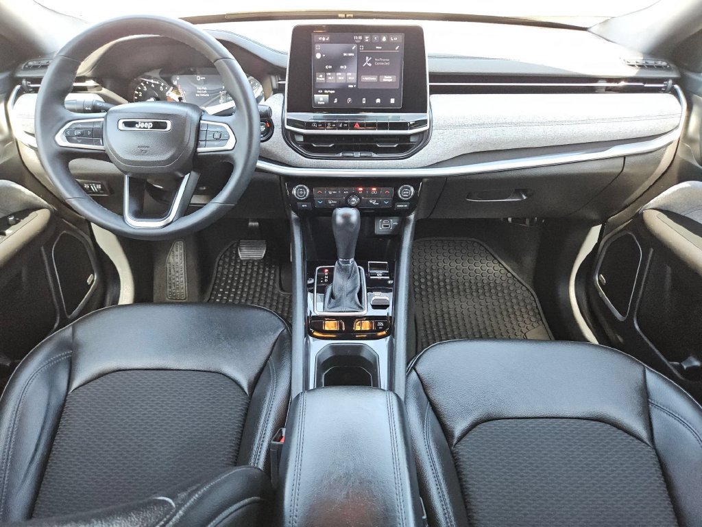 Used 2025 Jeep Compass Latitude w/ Sun & Sound Group AWD/4WD image 19