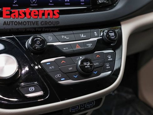 Used 2023 Chrysler Pacifica Touring-L FWD image 20