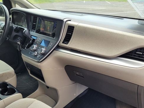 Used 2017 Toyota Sienna LE FWD image 16