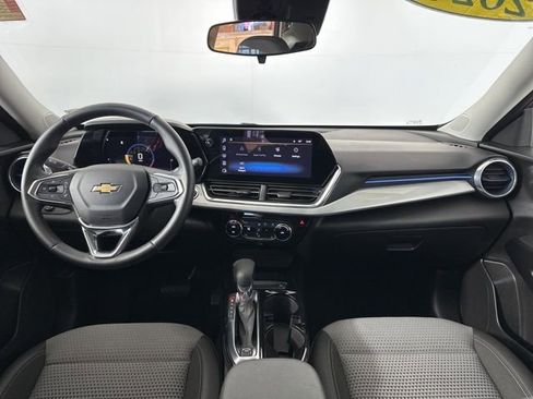 Used 2024 Chevrolet Trax LT w/ LT Convenience Package image 11