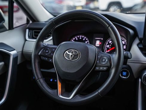 Used 2020 Toyota RAV4 XLE Premium image 15