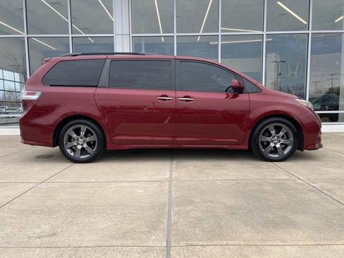 Used 2016 Toyota Sienna SE w/ SE Preferred Package image 2