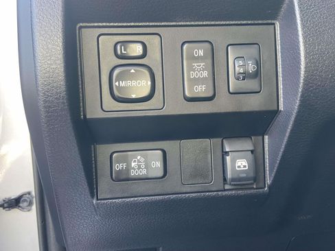 Used 2017 Toyota Tundra SR5 w/ SR5 Upgrade Package RWD image 15