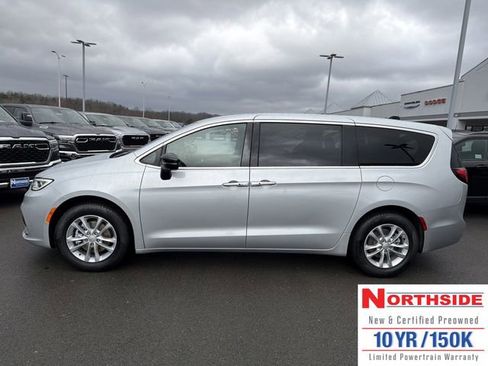 New 2026 Chrysler Pacifica Select FWD image 11