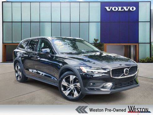 Certified 2024 Volvo V60 B5 Cross Country Plus AWD/4WD image 1