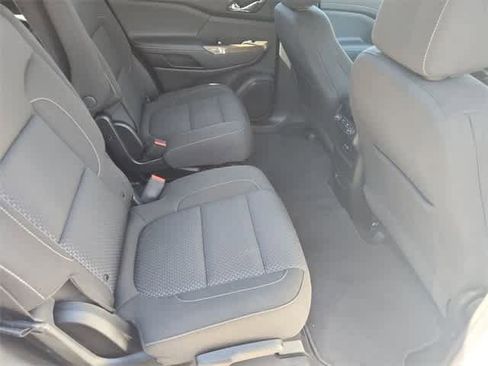 Used 2023 GMC Acadia SLE image 18