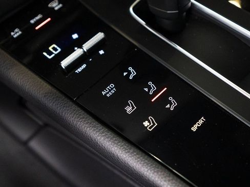 Used 2025 Porsche Macan image 25