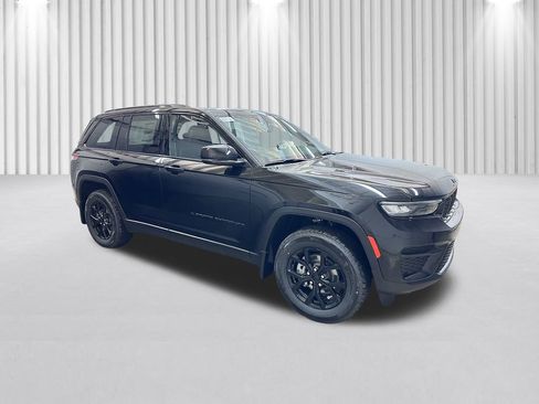 New 2025 Jeep Grand Cherokee Laredo image 2