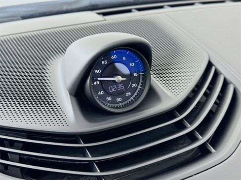 Used 2022 Porsche Taycan image 18