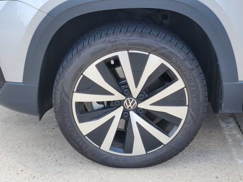 Used 2024 Volkswagen Taos SE w/ MDO Package FWD image 10