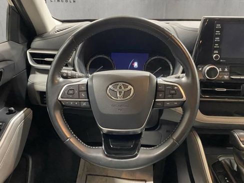 Used 2021 Toyota Highlander XLE AWD/4WD image 14