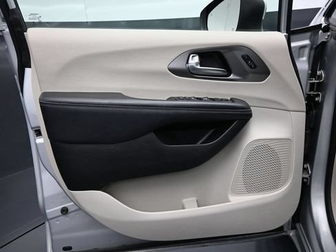 Used 2023 Chrysler Pacifica Touring-L FWD image 10